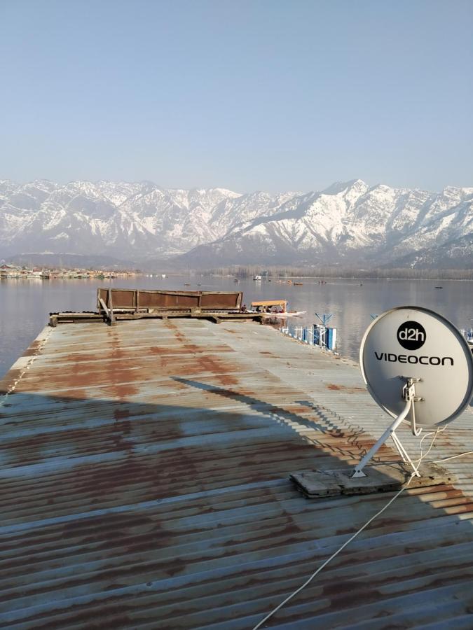 Houseboat Young Snow View Front Line Dal Lake Srinagar  Exterior photo
