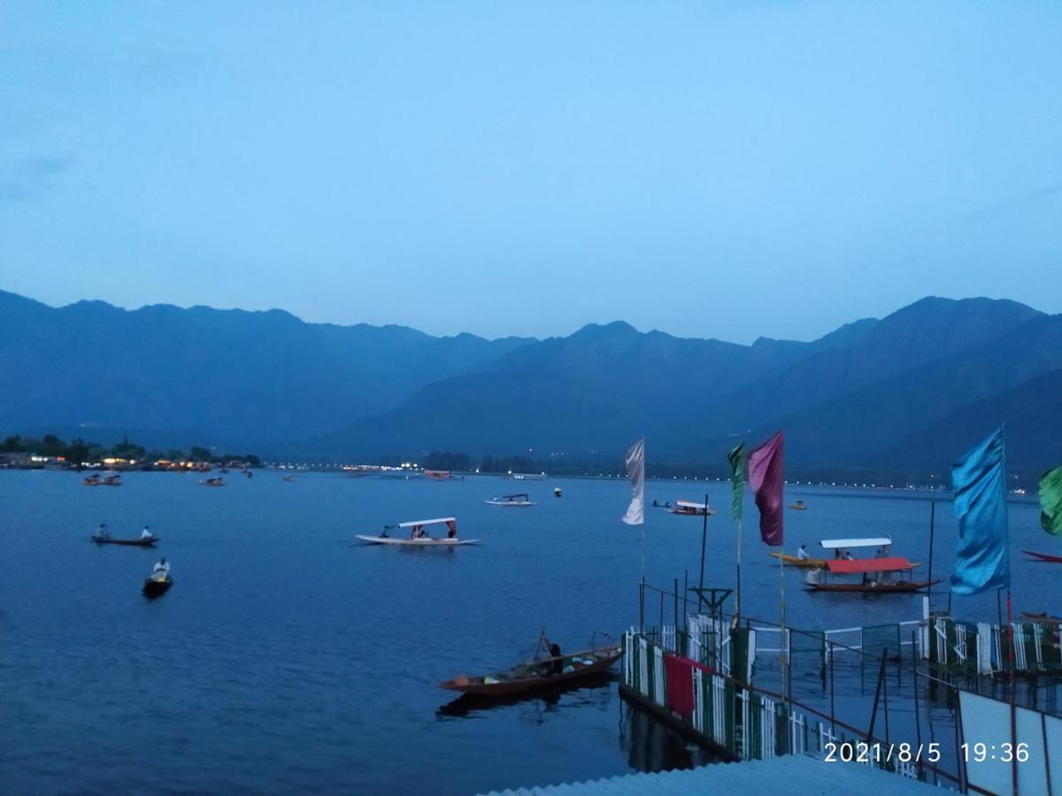 Houseboat Young Snow View Front Line Dal Lake Srinagar  Exterior photo