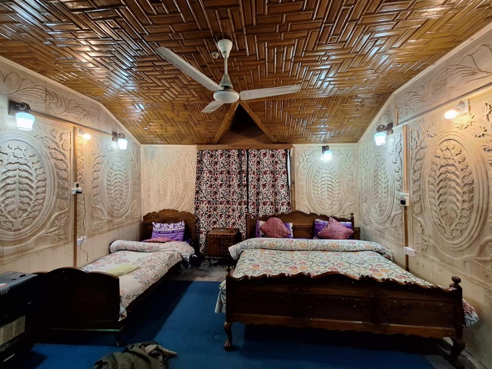 Houseboat Young Snow View Front Line Dal Lake Srinagar  Exterior photo