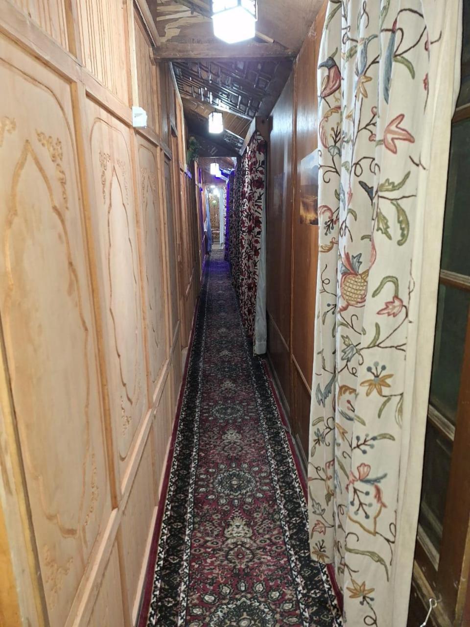 Houseboat Young Snow View Front Line Dal Lake Srinagar  Exterior photo
