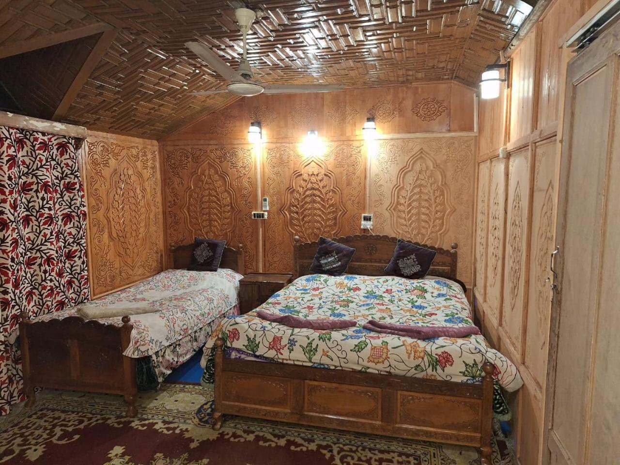 Houseboat Young Snow View Front Line Dal Lake Srinagar  Exterior photo