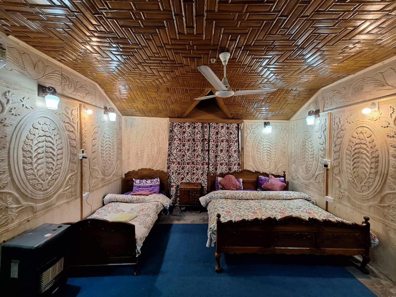 Houseboat Young Snow View Front Line Dal Lake Srinagar  Exterior photo