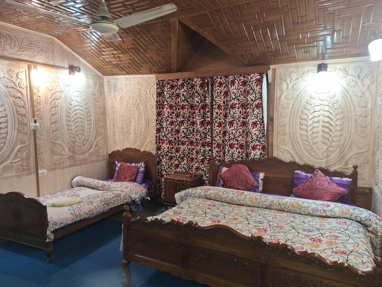 Houseboat Young Snow View Front Line Dal Lake Srinagar  Exterior photo