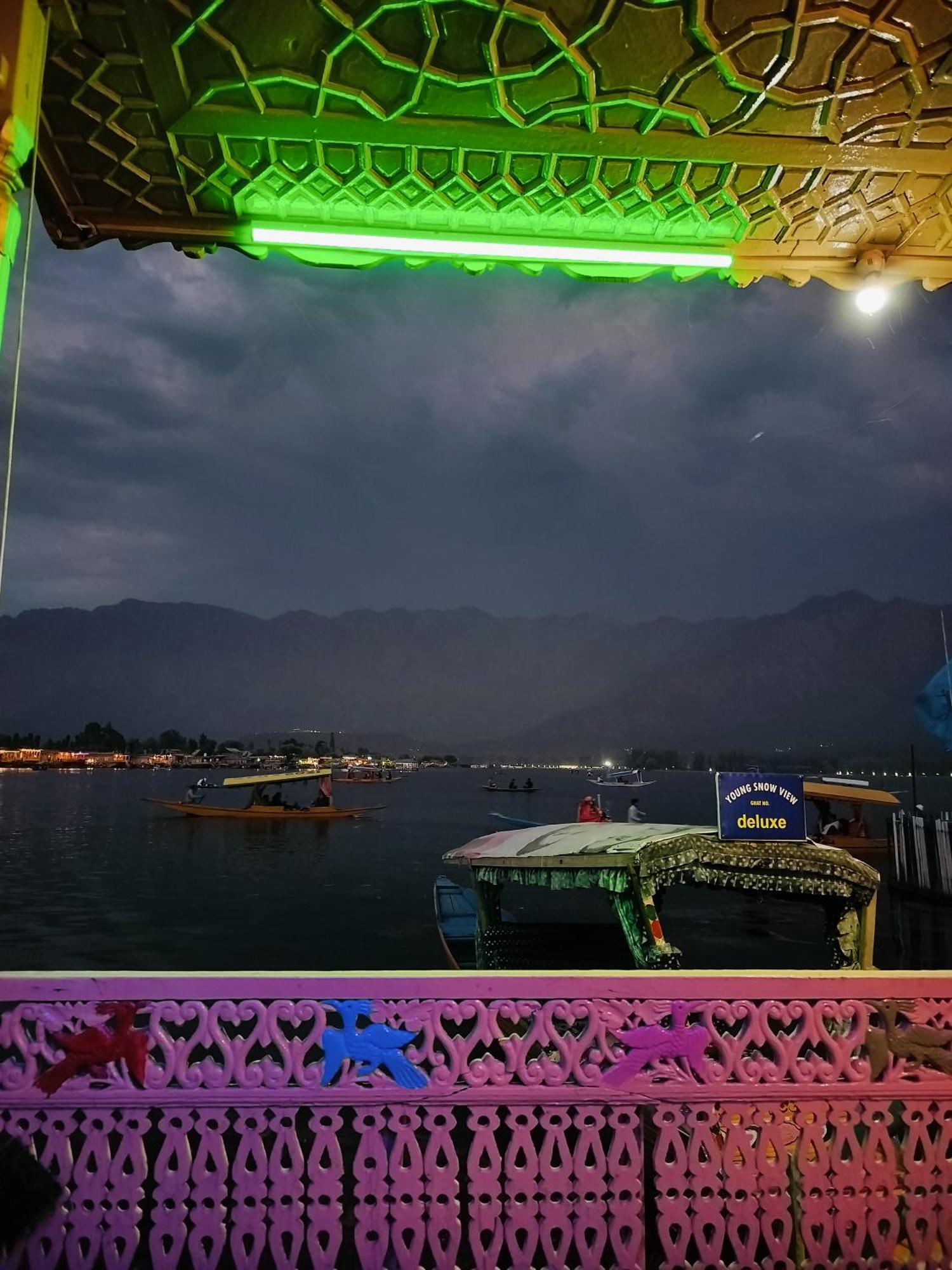 Houseboat Young Snow View Front Line Dal Lake Srinagar  Exterior photo