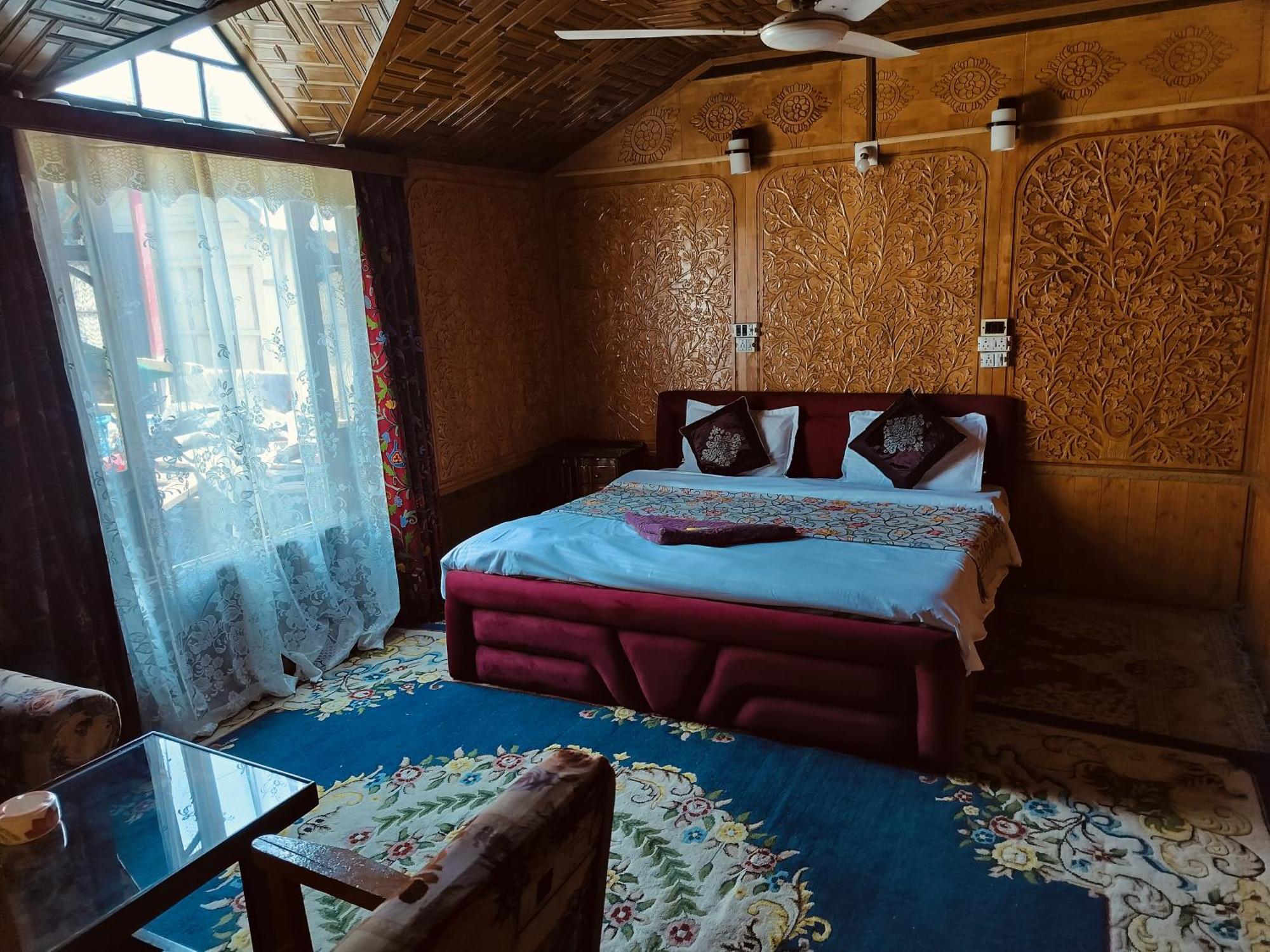 Houseboat Young Snow View Front Line Dal Lake Srinagar  Room photo