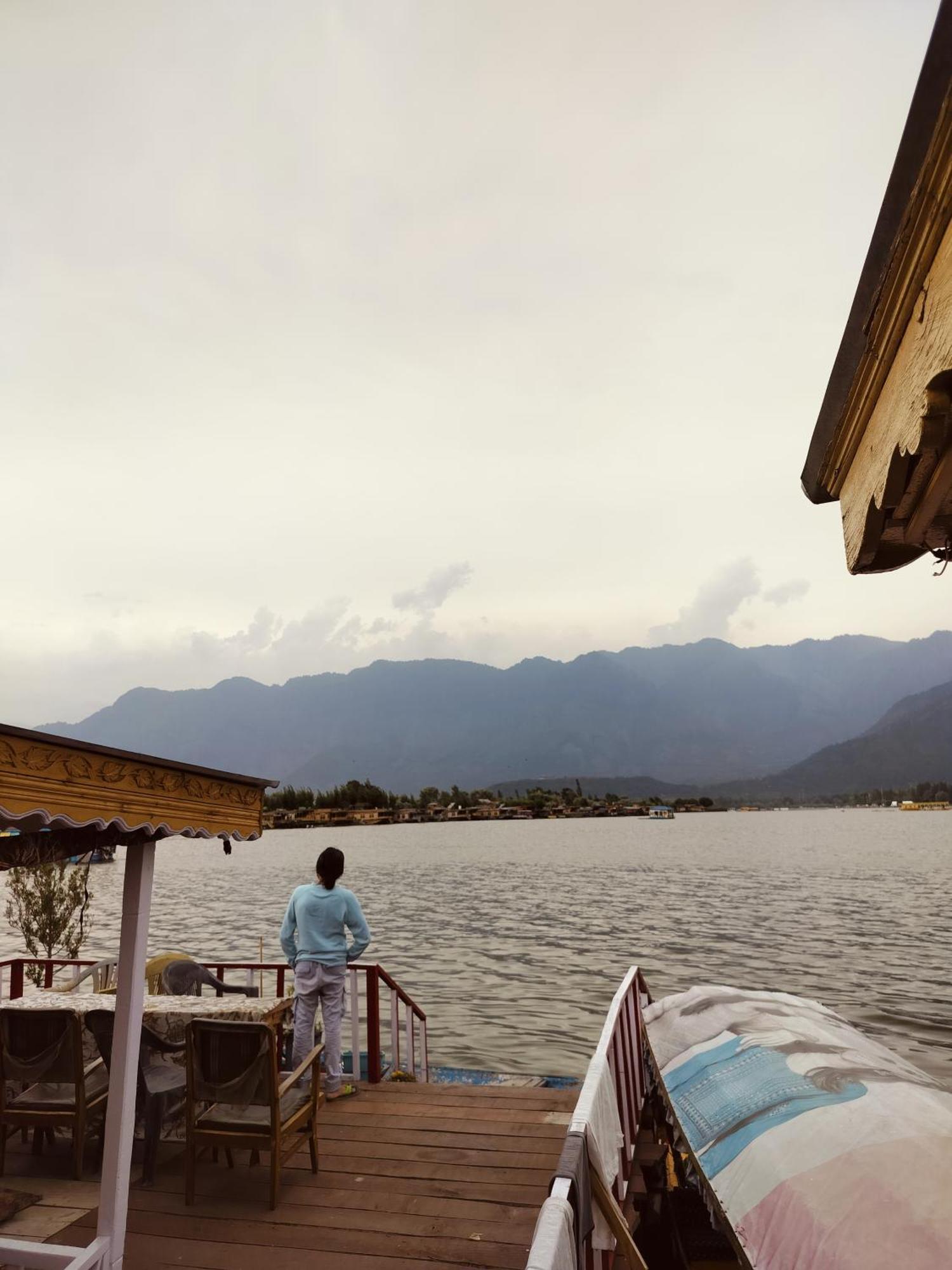 Houseboat Young Snow View Front Line Dal Lake Srinagar  Exterior photo