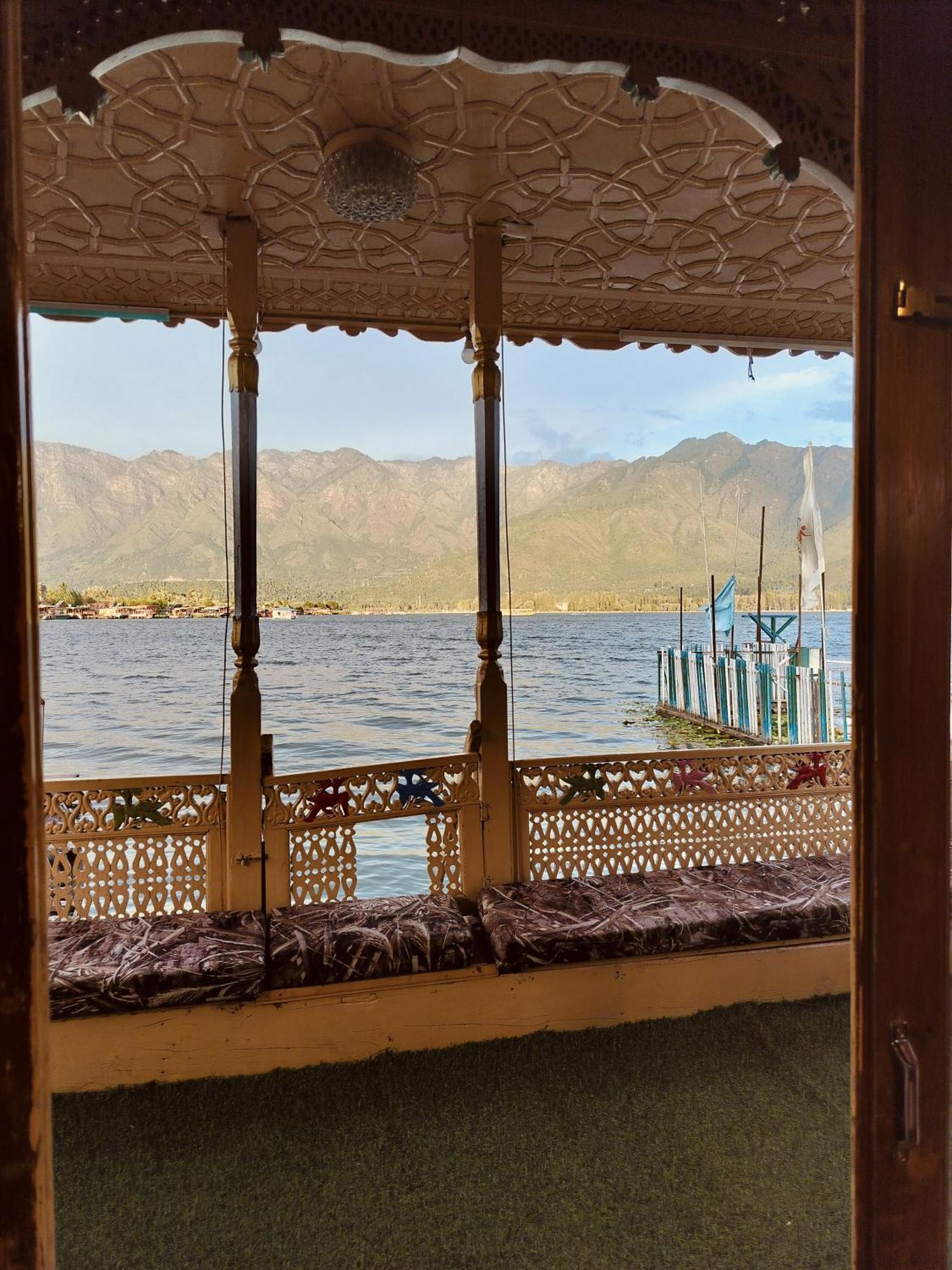 Houseboat Young Snow View Front Line Dal Lake Srinagar  Exterior photo