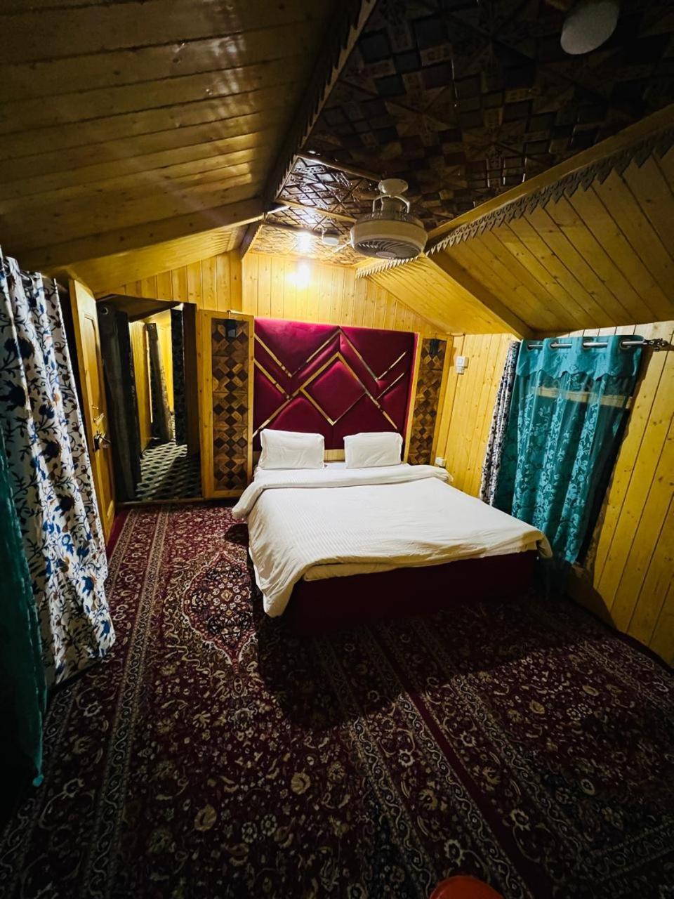 Houseboat Young Snow View Front Line Dal Lake Srinagar  Room photo