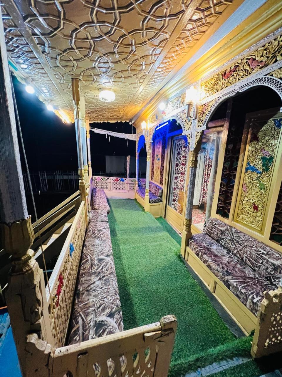 Houseboat Young Snow View Front Line Dal Lake Srinagar  Exterior photo