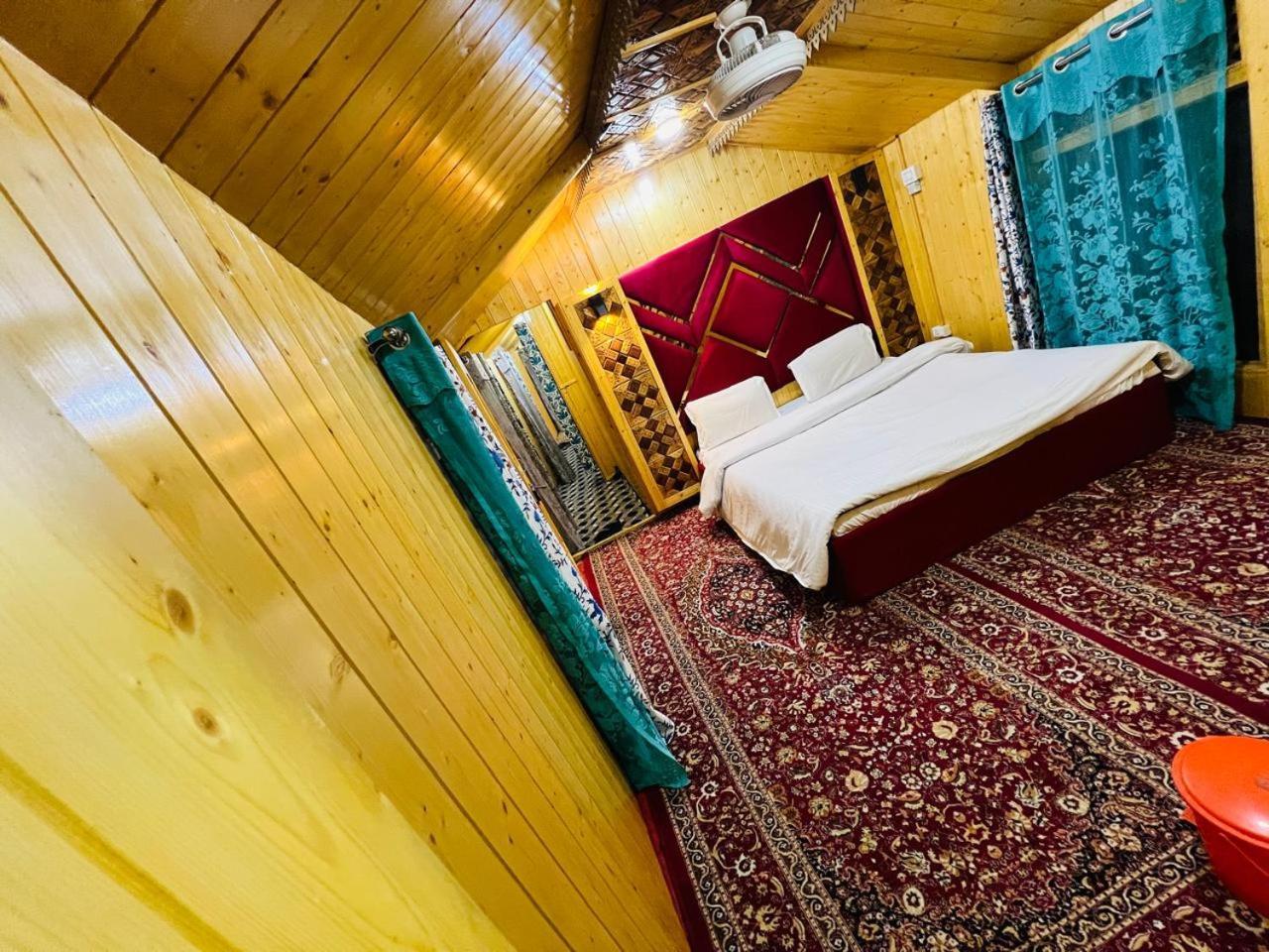 Houseboat Young Snow View Front Line Dal Lake Srinagar  Room photo