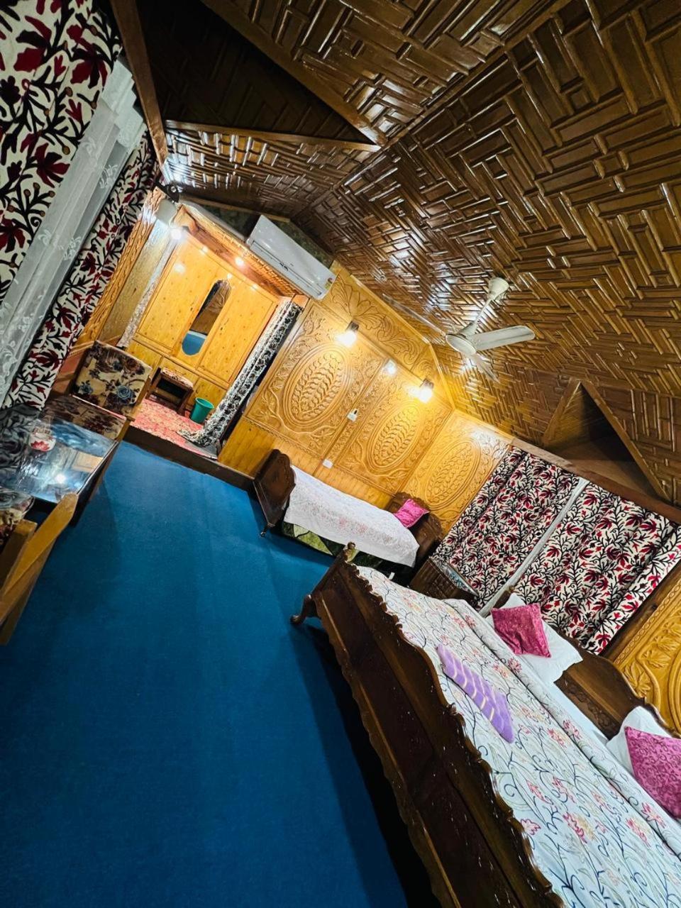 Houseboat Young Snow View Front Line Dal Lake Srinagar  Room photo