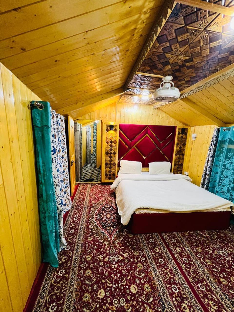 Houseboat Young Snow View Front Line Dal Lake Srinagar  Room photo