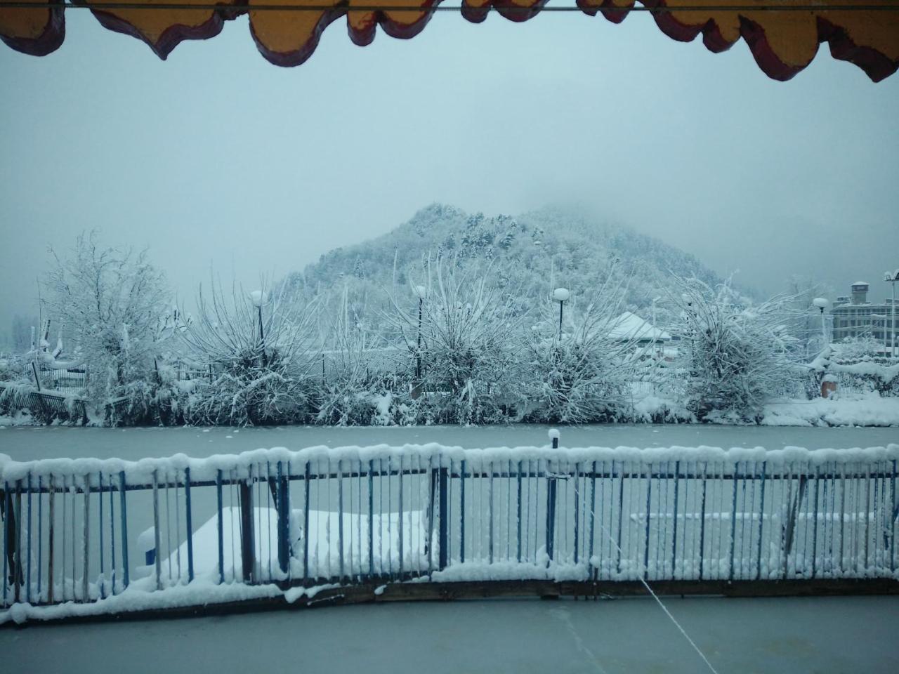 Houseboat Young Snow View Front Line Dal Lake Srinagar  Exterior photo