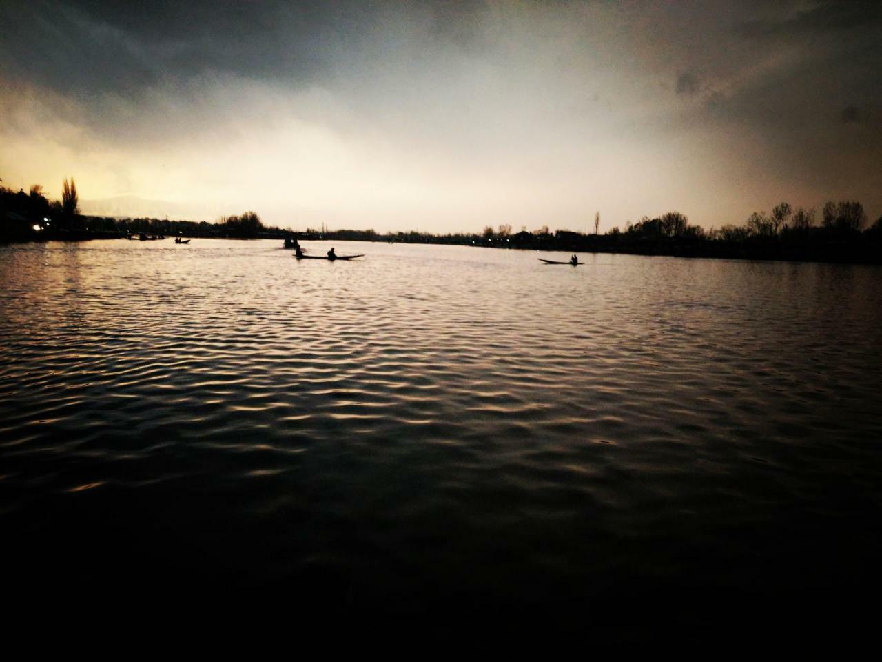 Houseboat Young Snow View Front Line Dal Lake Srinagar  Exterior photo